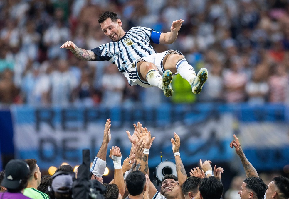 Nos últimos capítulos de seu cicio pela Argentina, Messi enfrentará a Inglaterra pela primeira vez — Foto: Justin Stterfield/Getty via AFP