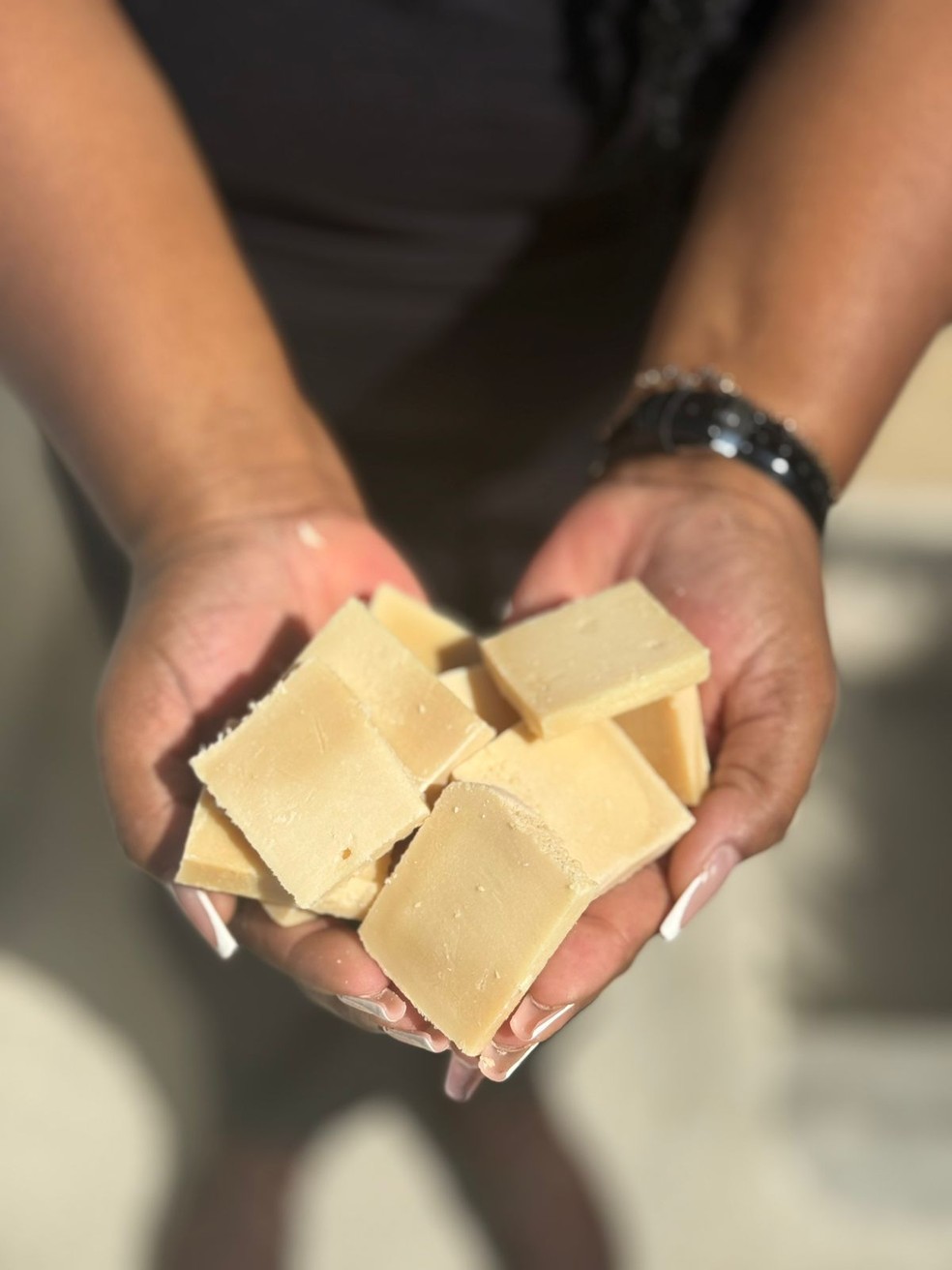 Omì eco-soap bars, produced from cooking oil donated by the inhabitants of Mangueira and reused — Photo: Divulgação/Instituto Singular Ideias Inovadoras