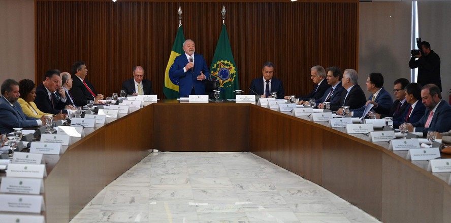 Lula, ao centro, na primeira reunião com o novo Ministério, fechando a semana inicial do governo