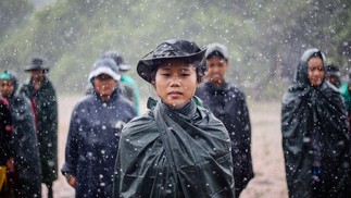 Mulheres enfrentam mau tempo durante sessão de treinamento para forças especiais e batalhões femininos, na base na floresta perto de Demoso, no estado de Kayah, no leste de Mianmar — Foto: AFP