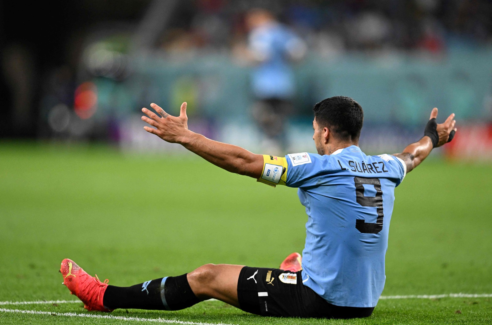 Suárez gesticula para arbitragem durante jogo contra Gana — Foto: RAUL ARBOLEDA/AFP