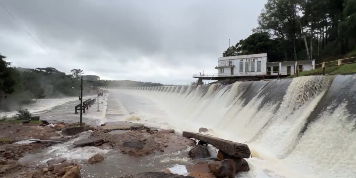 Prefeito pede saída de moradores por risco de barragem desabar e formar onda gigante; vídeo