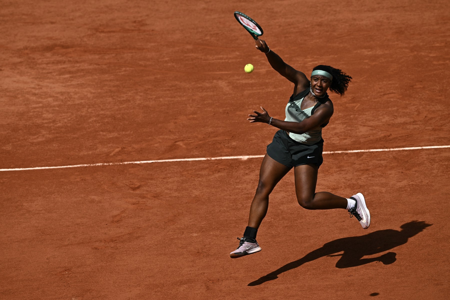 Tenista Hailey Baptiste deixa Roland Garros em cadeira de rodas após lesão grave no joelho