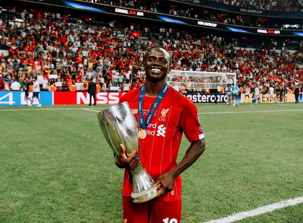 Sadio Mané com a taça da SuperCopa da UEFA — Foto: Divulgação Liverpool