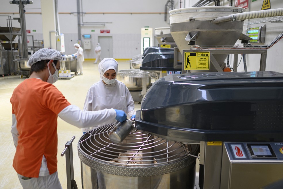 Funcionários da Halk Ekmek (Pão Público, em turco), uma padaria municipal que visa fornecer pão de baixo custo em Eskisehir — Foto: Yasin AKGUL / AFP