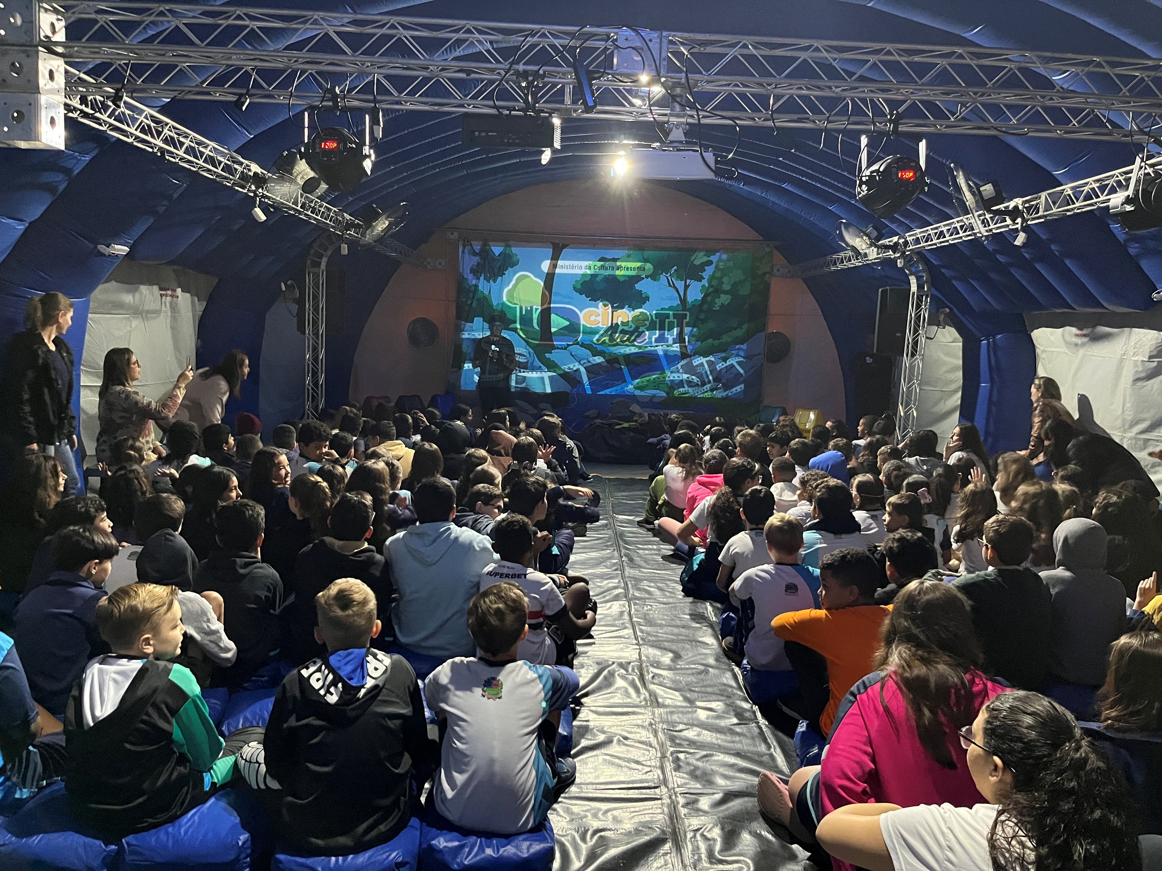 Cinema itinerante alcança 12 mil participantes