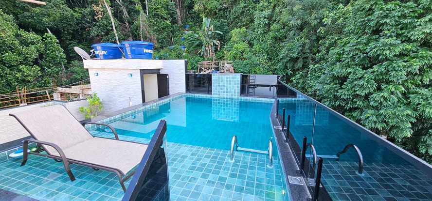 Mansão na Rocinha, Zona Sul do Rio, usada por criminosos cearenses, tinha duas piscinas aquecidas e área gourmet.