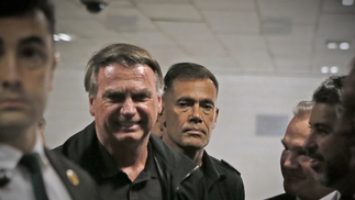 O ex-presidente Jair Bolsonaro chega ao Senado para participar de um almoço com parlamentares da oposição. — Foto: Cristiano Mariz