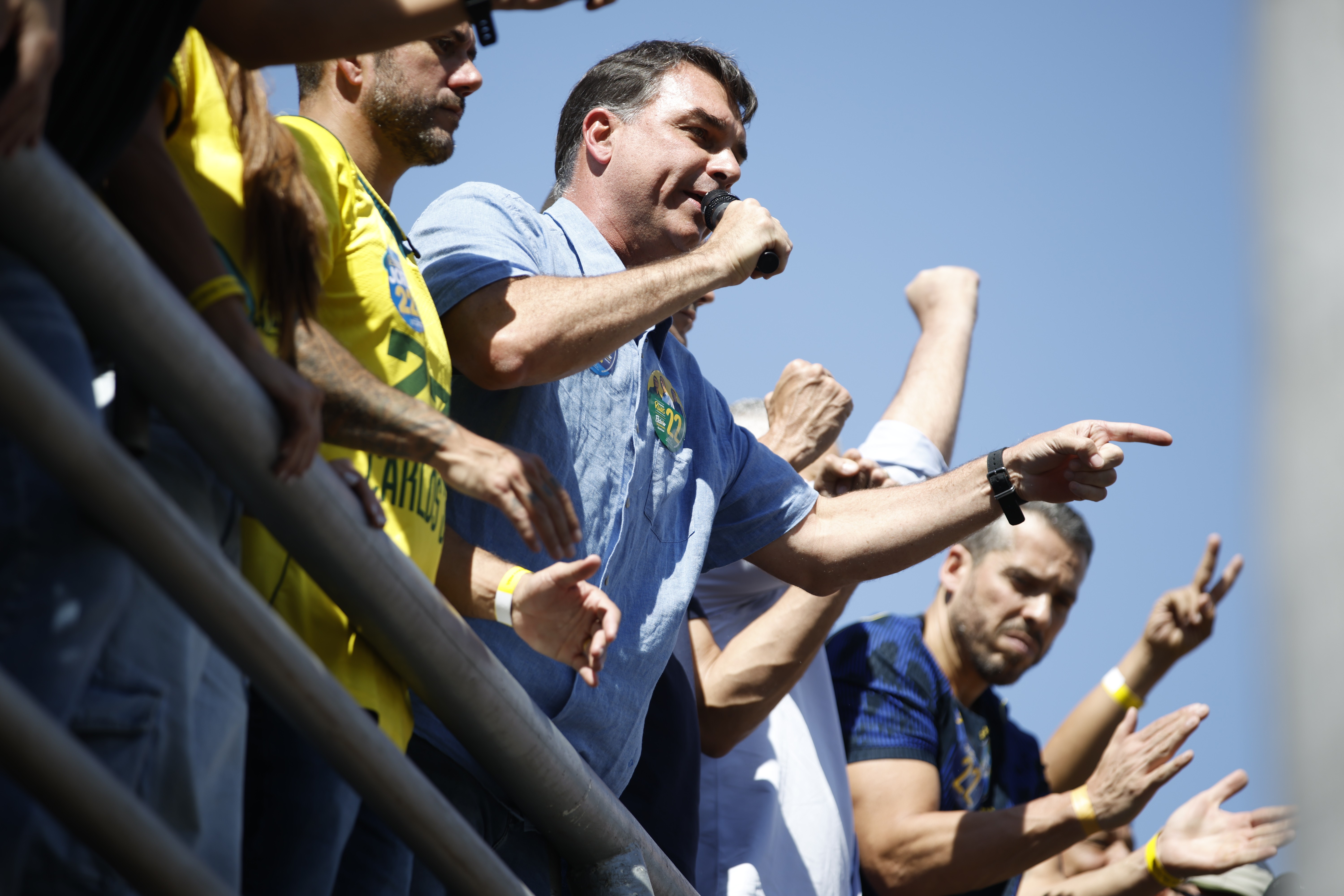 Flávio Bolsonaro promete guerra aos 