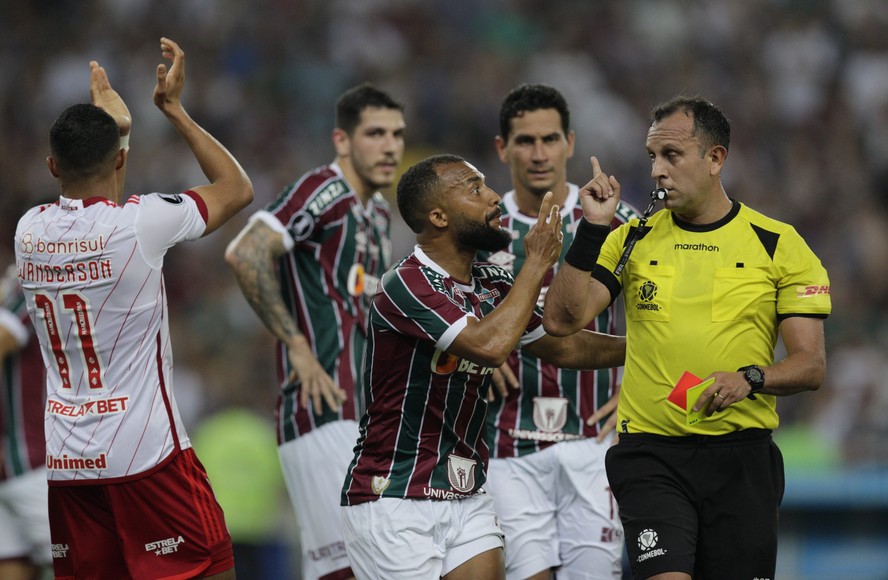 Samuel Xavier expulso durante empate entre Fluminense e Internacional, pela Libertadores