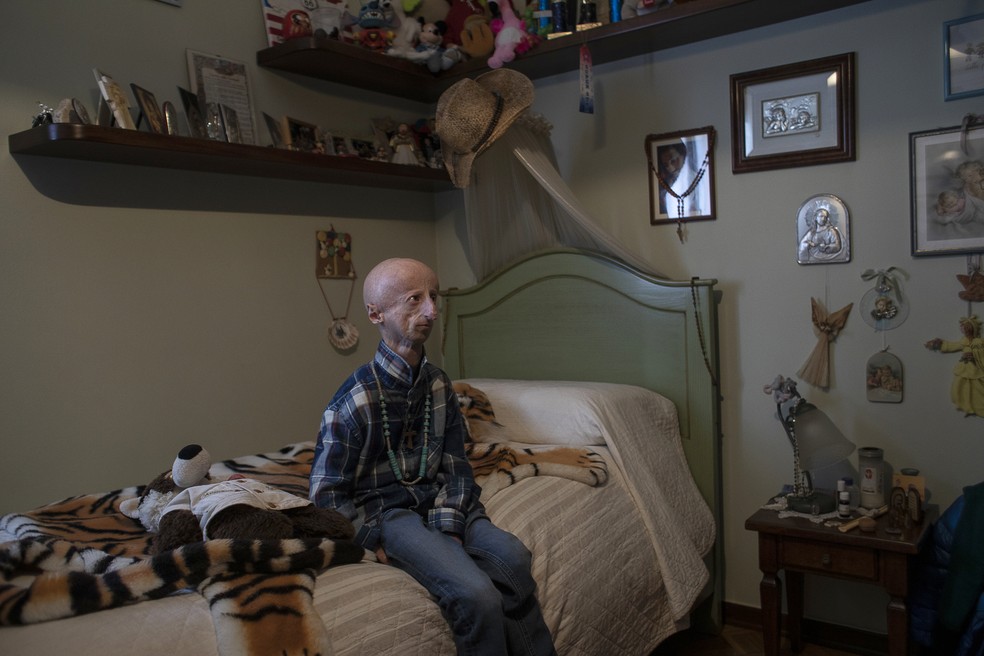 Sammy Basso, que viveu com a doença progéria, em seu quarto, na Itália — Foto: Nadia Shira Cohen/The New York Times