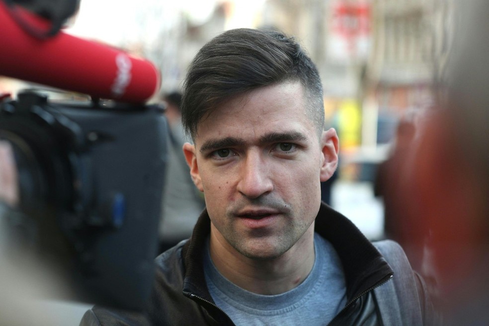 Líder local austríaco do grupo de extrema direita do Movimento Identitário (IBOe), Martin Sellner fala à imprensa em 29 de março de 2019 em Viena, Áustria. — Foto: GEORG HOCHMUTH / APA / AFP