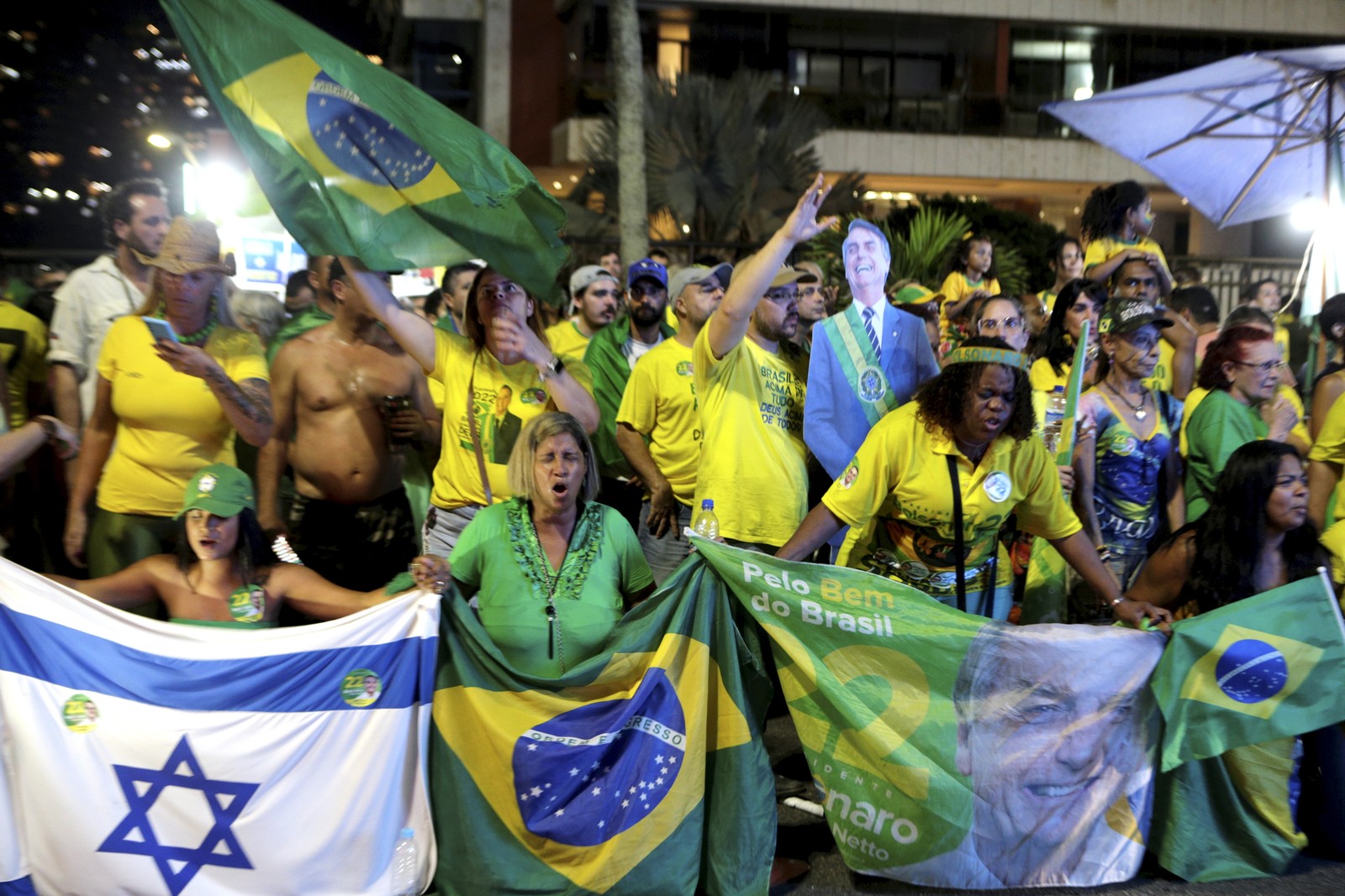 Apoiadores do presidente se reúnem na Barra da Tijuca, casa de Bolsonaro no Rio — Foto: Alexandre Cassiano/Agência O Globo