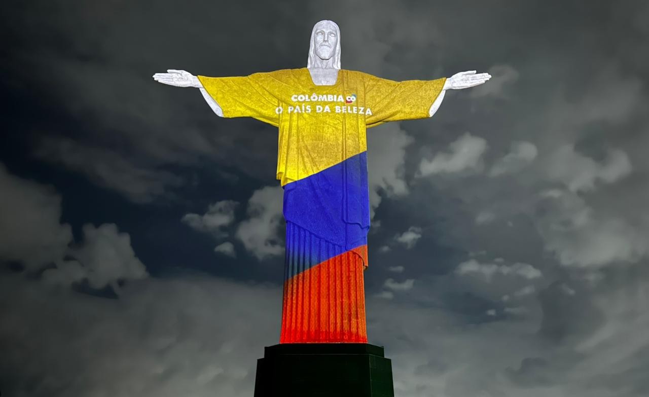 Cristo Redentor é iluminado com as cores da Colômbia em ação para reforçar laços com o Brasil