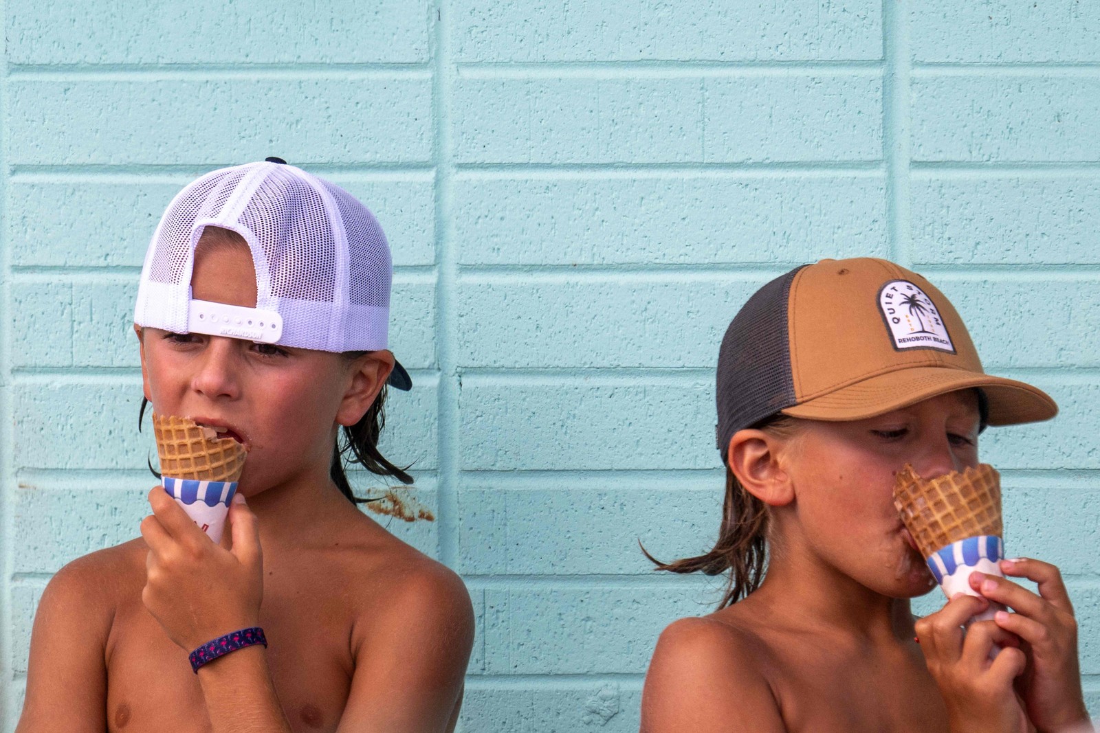 Crianças tomam sorvete em Rehoboth Beach, Delaware, em 28 de julho de 2023, enquanto o Serviço Nacional de Meteorologia prevê "calor opressivo" durante todo o fim de semana.  — Foto: Jim WATSON / AFP