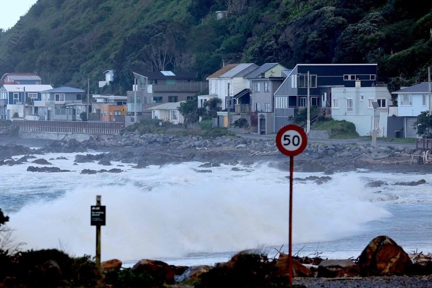 Moradores da Nova Zelândia evacuados após ondas de 11 metros