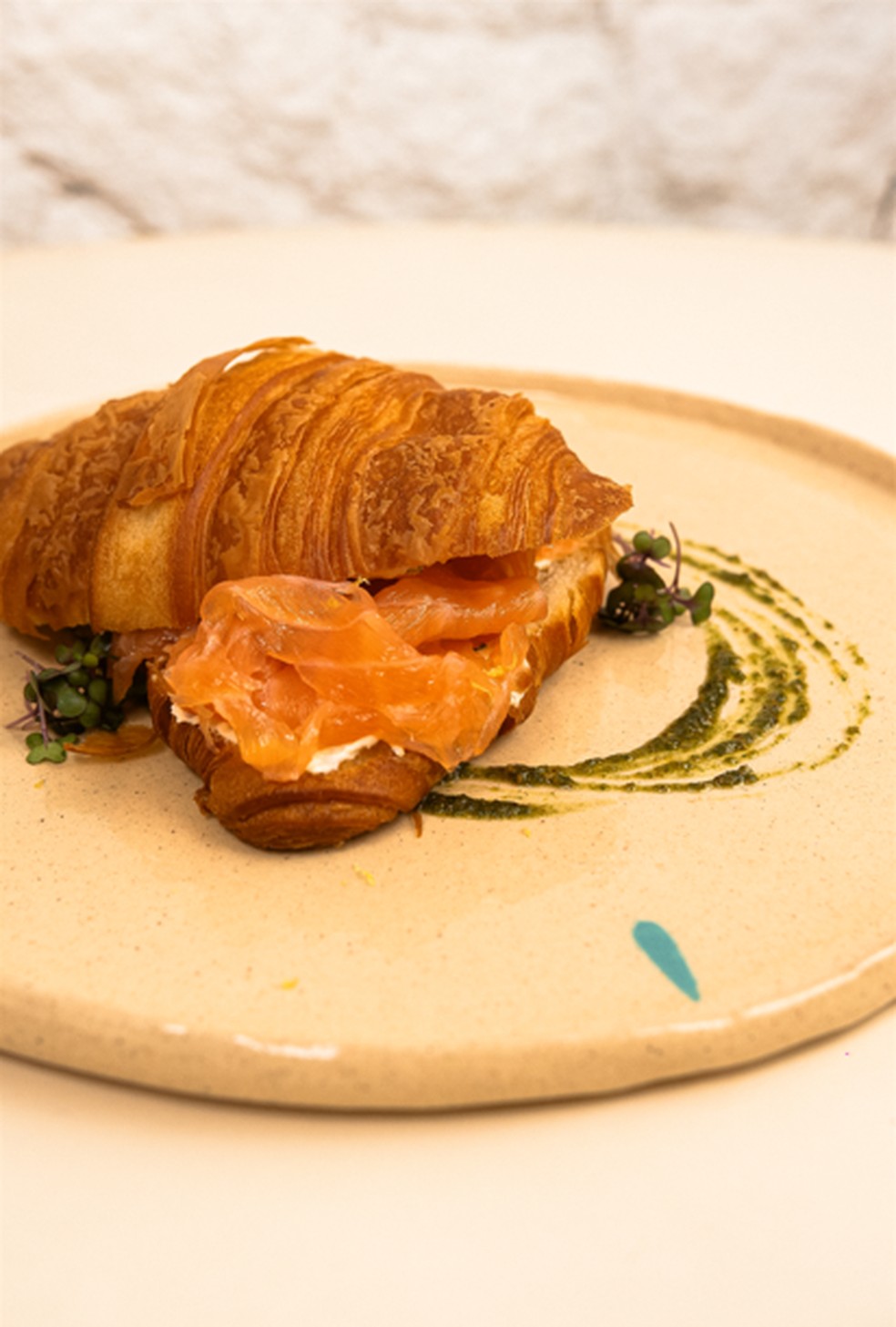 Sanduíche de salmão no croissant, do Chora Café — Foto: Divulgação/Chora Café
