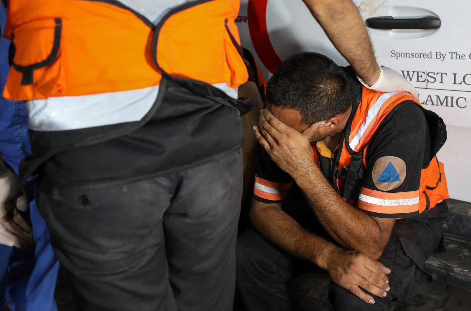 Paramédicos choram no hospital Al-Shifa, na Faixa de Gaza — Foto: Dawood Nemer/AFP