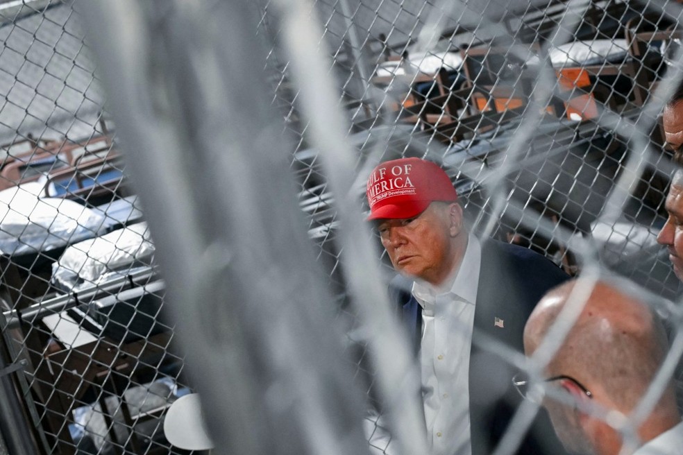 Presidente dos EUA, Donald Trump, visita um centro de detenção de migrantes, apelidado de "Alligator Alcatraz", localizado no local do Aeroporto de Treinamento e Transição Dade-Collier, em Ochopee, Flórida — Foto: ANDREW CABALLERO-REYNOLDS / AFP