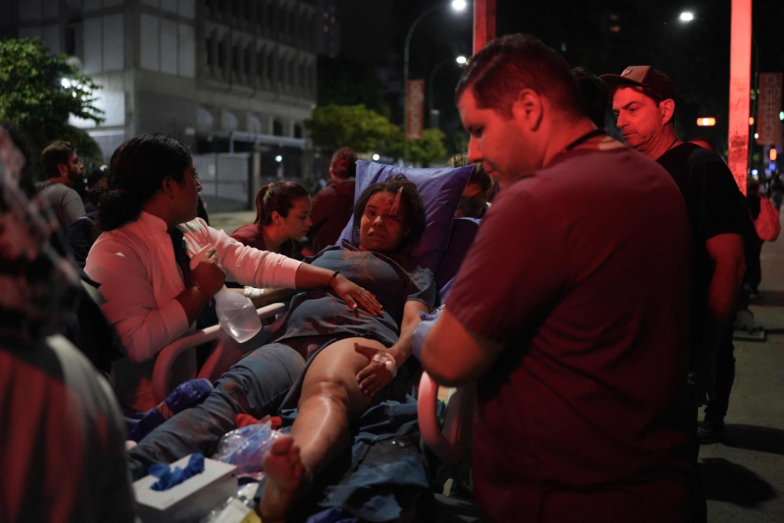 Pessoas que evacuaram prédios em Caracas esperaram mais de uma hora antes de retornar — Foto: Manaure Quintero/AFP