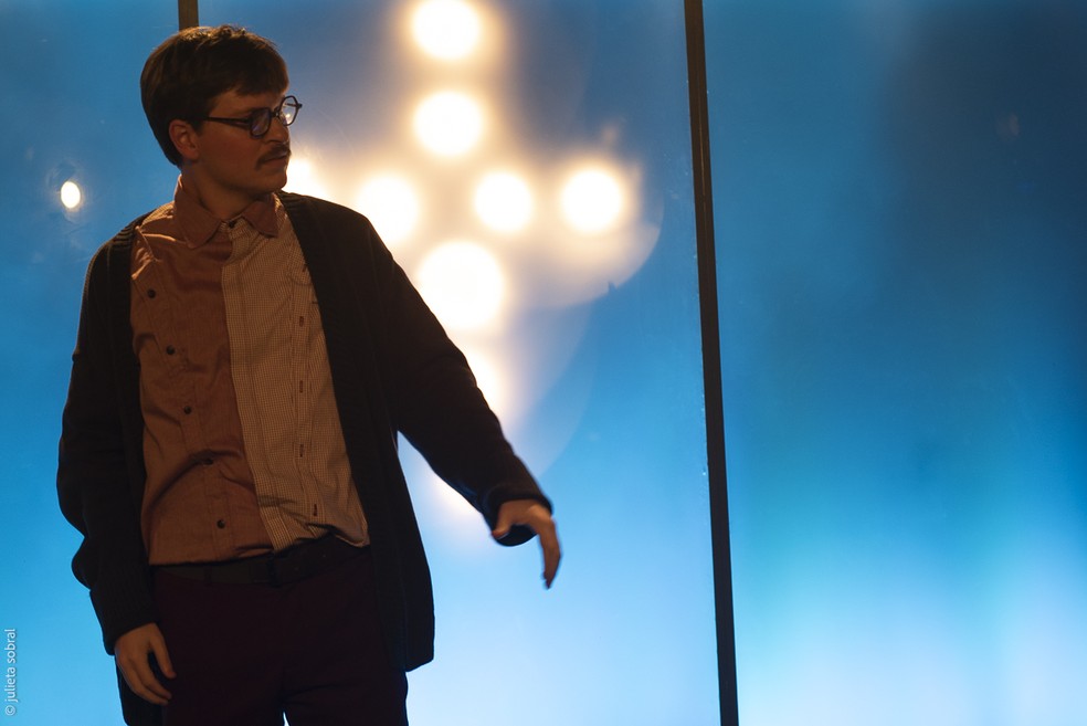 Rafael Saraiva em cena de "O dinossauro de plástico", que encerra temporada no Rio — Foto: Divulgação/Julieta Sobral
