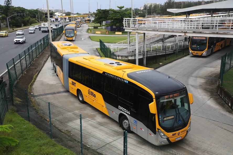 BRT: Eduardo Paes anuncia extensão do serviço noturno nos quatro corredores  até o fim do mês