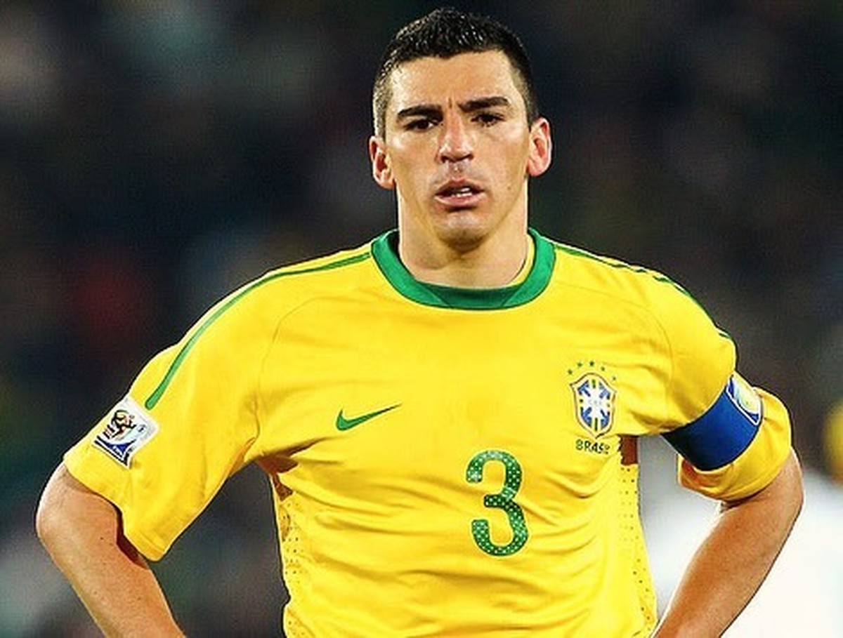 Ex-zagueiro e capitão da seleção brasileira, Lúcio é internado em Brasília após sofrer queimaduras