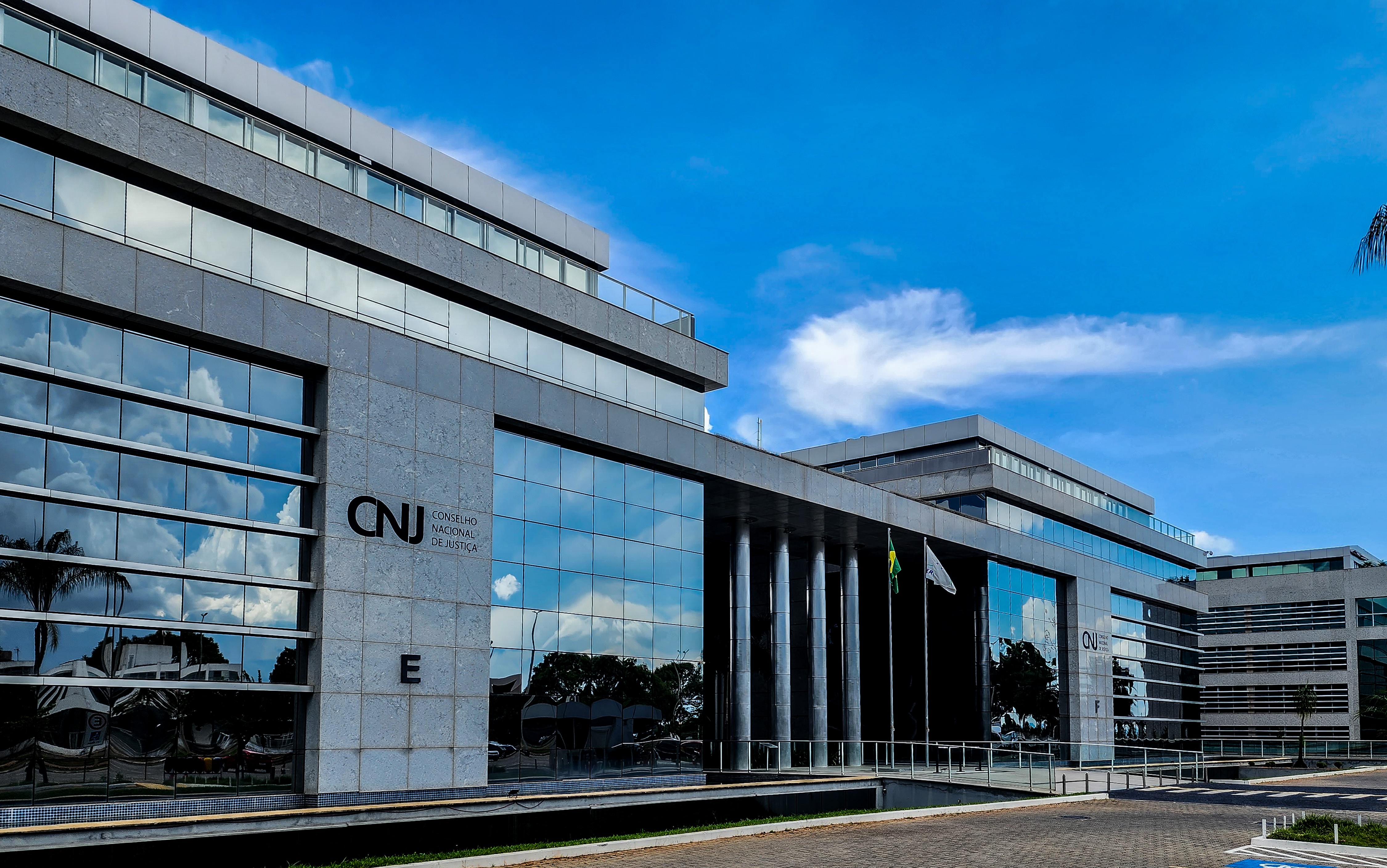 Reforma Administrativa prevê fim de aposentadoria compulsória como punição para juízes