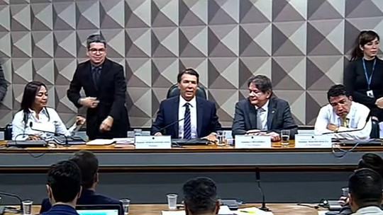 Do apoio a Bolsonaro à ocupação de cargo no governo Lula, presidente de CPI do 8 de janeiro acena aos dois lados