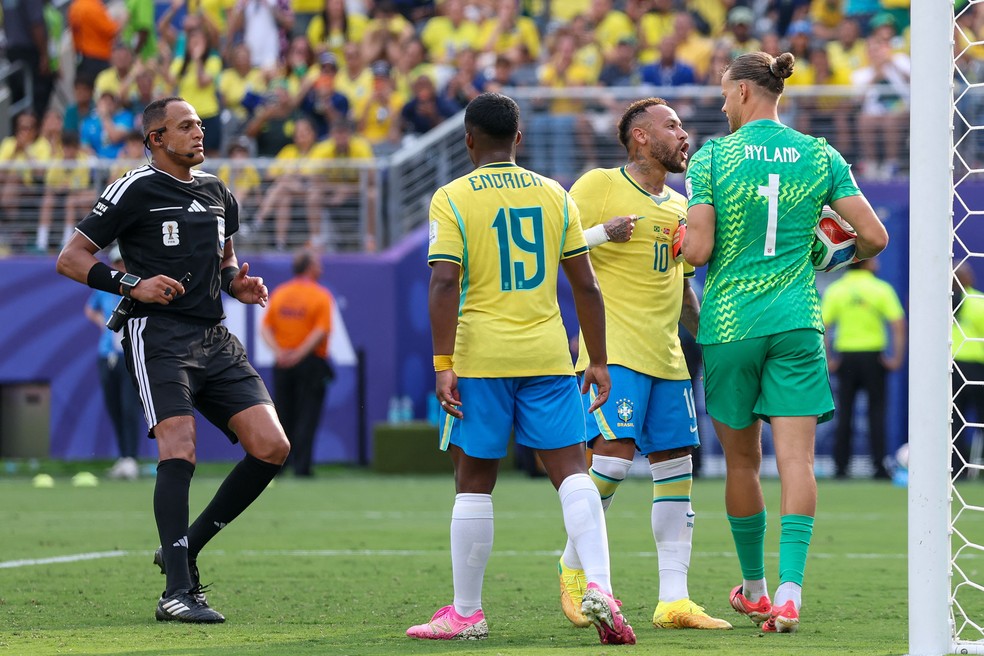 Neymar converte pênalti e provoca goleiro norueguês Nyland — Foto: Justin Setterfield / GETTY IMAGES NORTH AMERICA / Getty Images via AFP