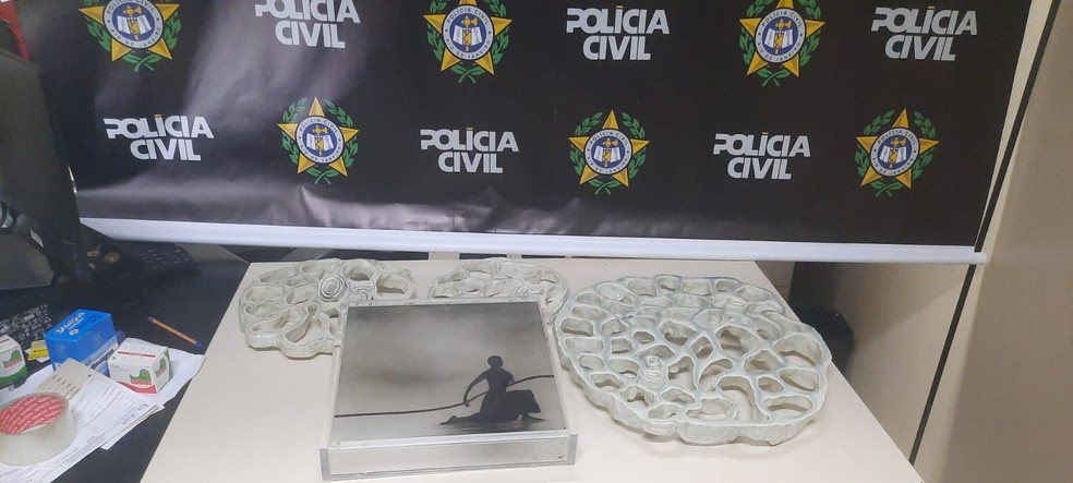 Três obras de cerâmica e um quadro foi recuperado pela polícia — Foto: Divulgação
