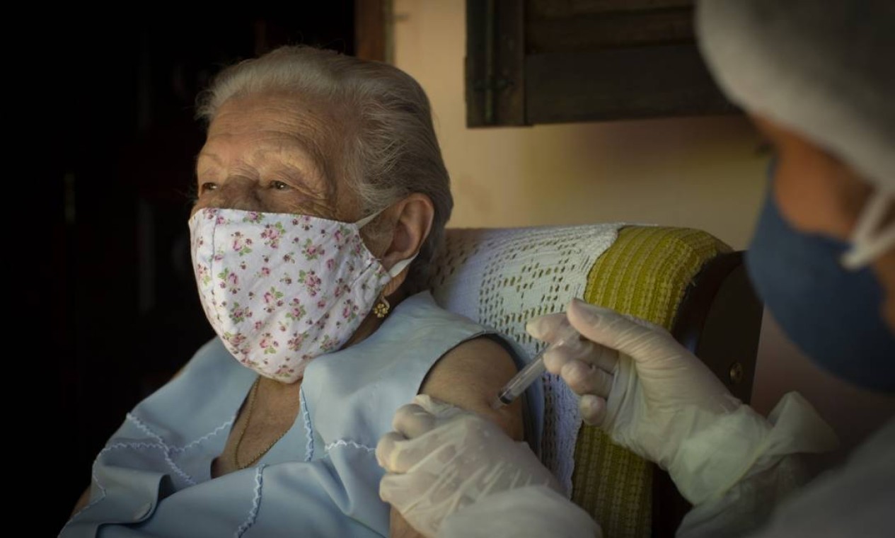 Dona Maria José, de 101 anos, foi a primeira a receber a dose da CoronaVac em Rio das Flores — Foto: Márcia Foletto / Agência O Globo