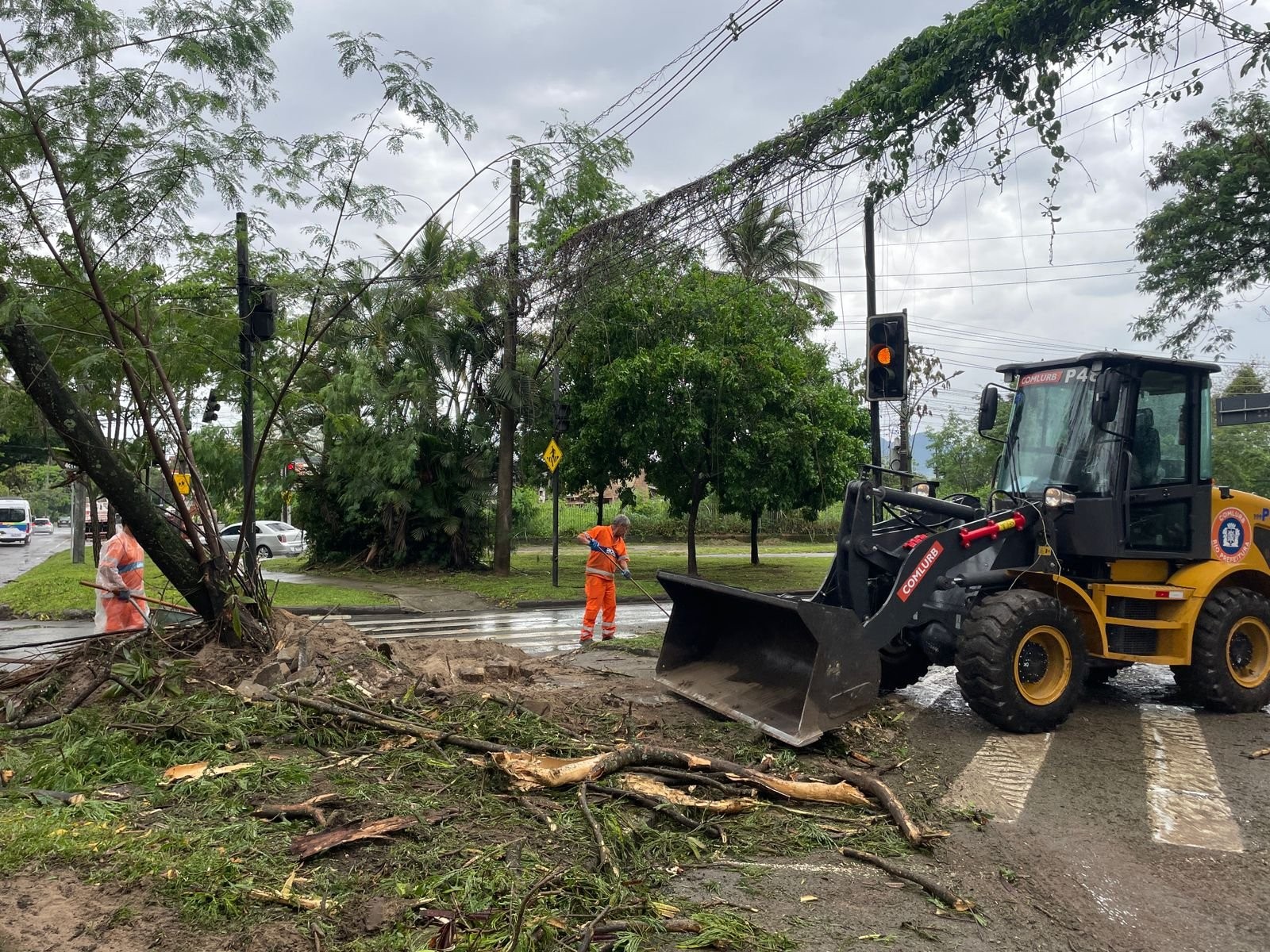 Comrave teams are working to remove fallen trees on the Avenue. Olof Palme, near Av. Salvador Allende near Rio Centro. One lane of the road is occupied. — Photo: Rio City Hall