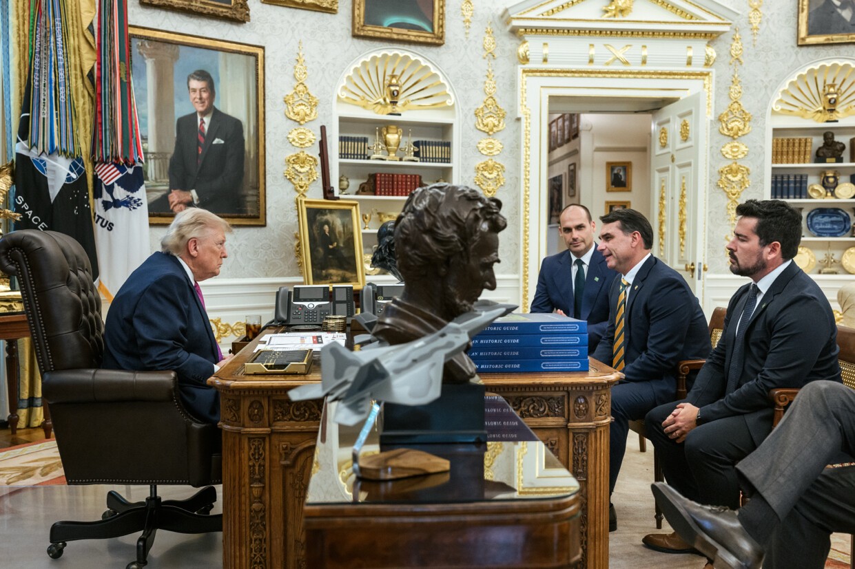 Tarifaço e foto com Flávio escancaram interferência de Trump no Brasil