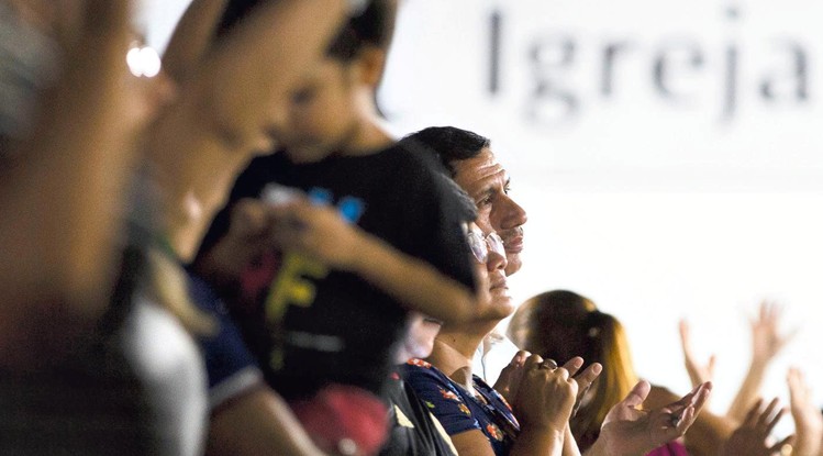 Fé pública: a cada três dias, um espaço pertencente ao Estado é cedido a organizações religiosas no país