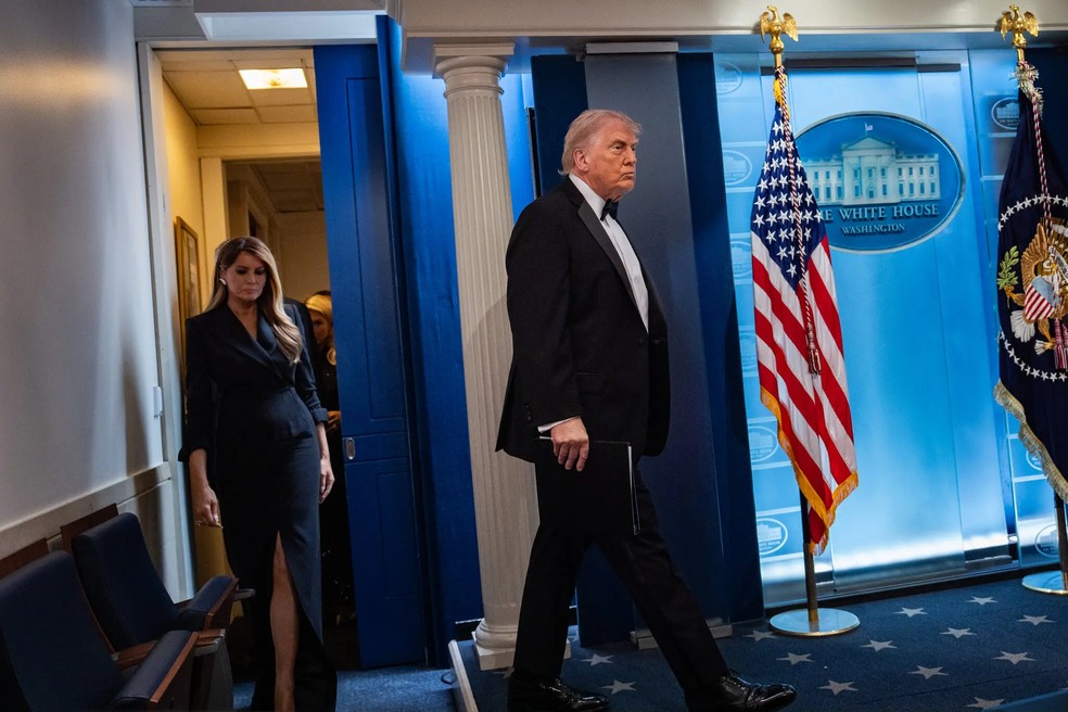 Presidente dos EUA, Donald Trump, durante coletiva de imprensa após o incidente no Washington Hilton — Foto: Salwan Georges / The New York Times
