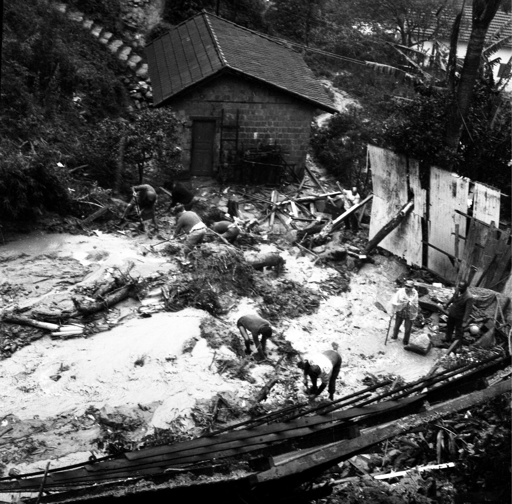 Moradores na remoção de escombros em local do desabamento, no Bairro Indaiá — Foto: Arquivo / Agência O Globo