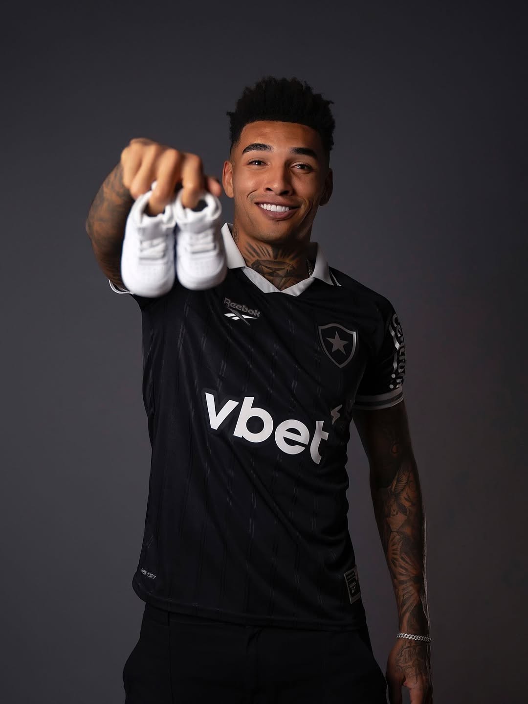 Ex-Botafogo, Igor Jesus celebra nascimento do primeiro filho