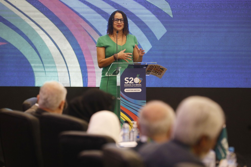 Luciana Santos, ministra da Ciência, Tecnologia e Inovação durante a abertura do Science20, grupo de engajamento do G20 voltado para a comunidade acadêmica — Foto: Marcos André Pinto / Divulgação ABC