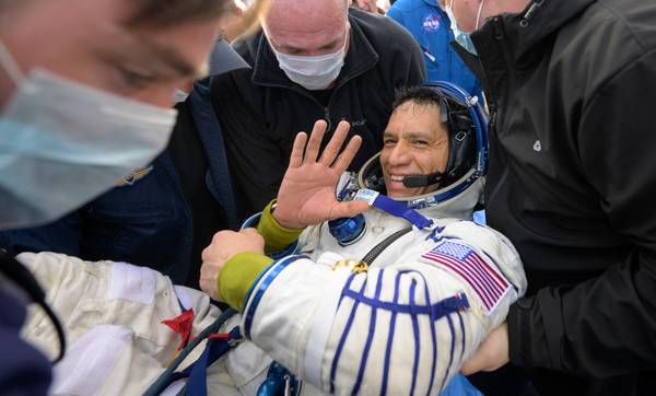 Frank Rubio acena ao voltar à Terra após mais de um ano em órbita