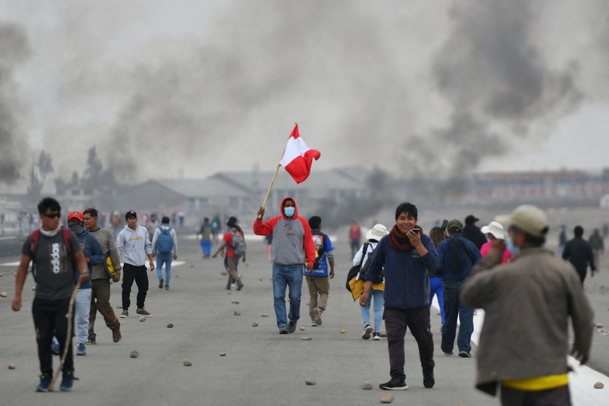 Manifestantes ocupam o aeroporto internacional de Arequipa, no Peru