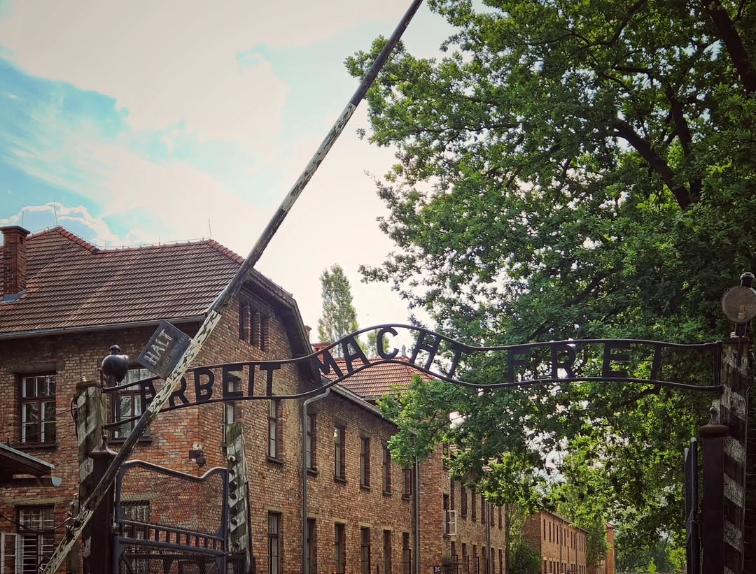 Herdeiras processam Museu de Auschwitz para recuperar aquarelas que mãe foi obrigada a pintar durante o nazismo