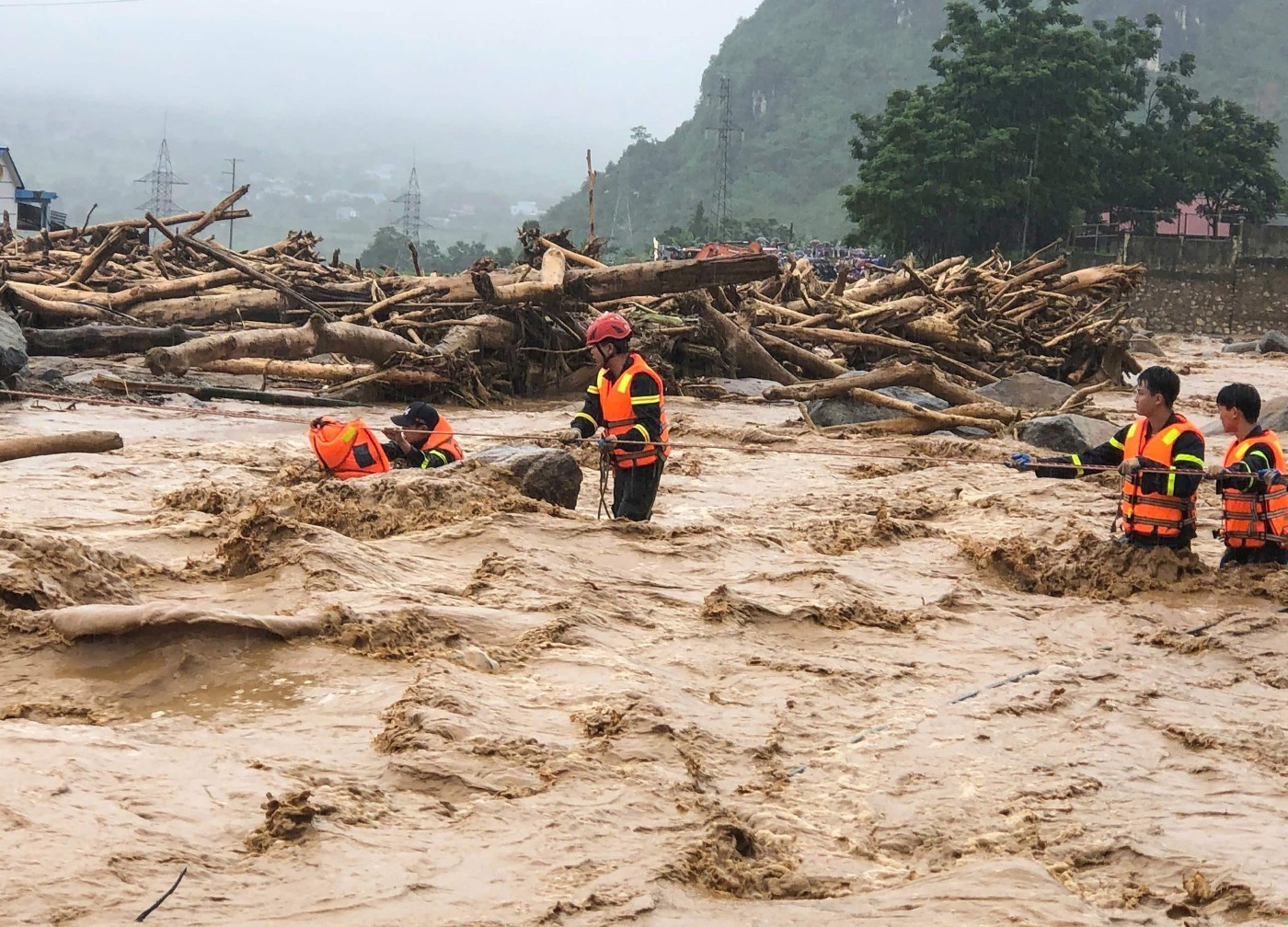Chuva causa mortes e destruição no Vietnã