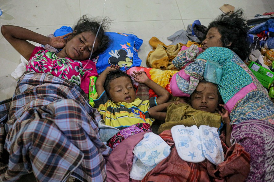 Refugiados rohingya em abrigo em Aceh, Oeste da Indonésia