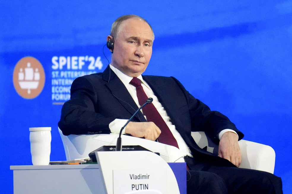 Presidente da Rússia, Vladimir Putin, durante plenária do Fórum Econômico Internacional de São Petersburgo — Foto: lexandre ZHOLOBOV / POOL / AFP