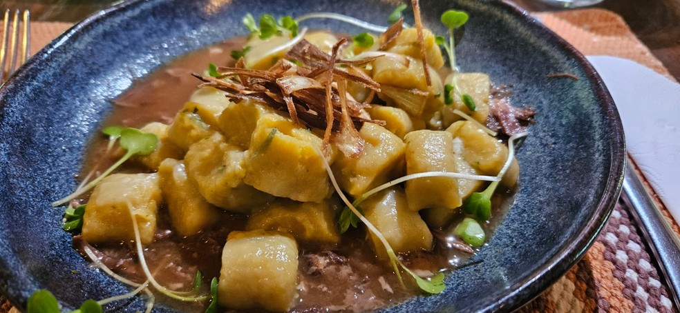 O gnocchi de banana da terra, com molho de cordeiro e crispy de alho poró — Foto: Cláudia Meneses / Agência O Globo