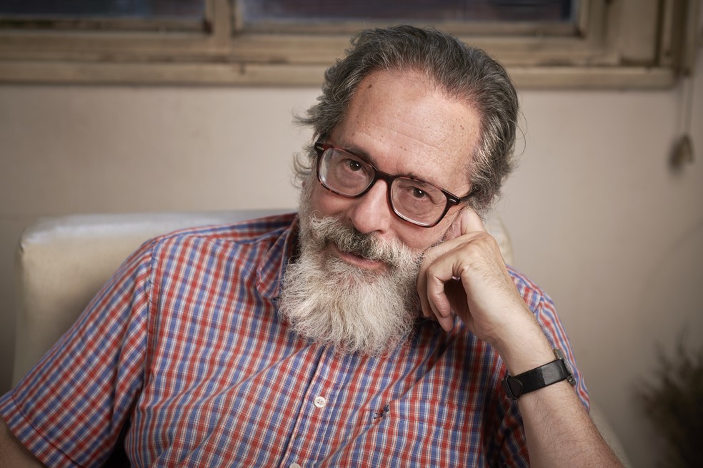 O escritor argentino César Aira:'A literatura brasileira é fantástica, sensual, feliz' — Foto: Alejandra López