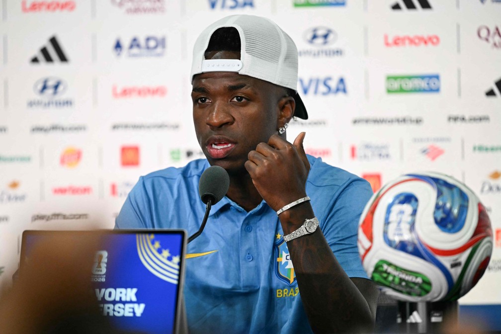 Vinicius Junior em entrevista coletiva na seleção brasileira — Foto: MAURO PIMENTEL / AFP