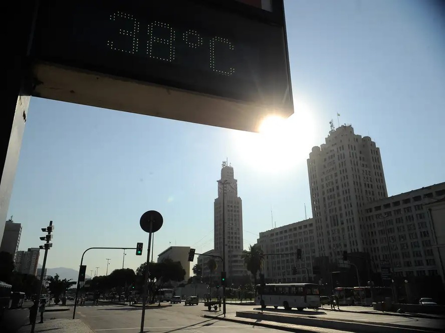 Termômetros registram temperatura alta na região da Central do Brasil