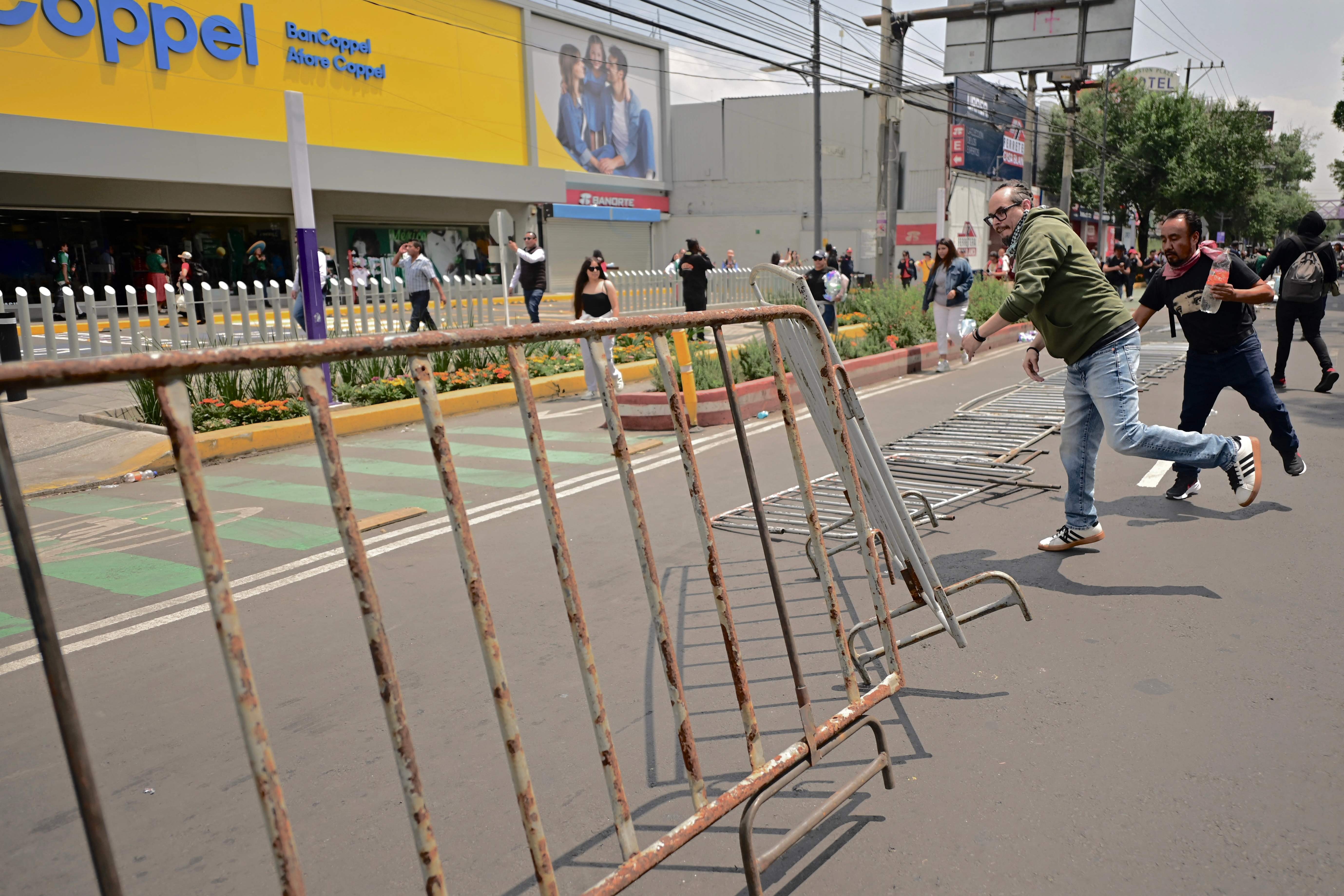 Manifestantes e policiais entram em confronto no lado de for